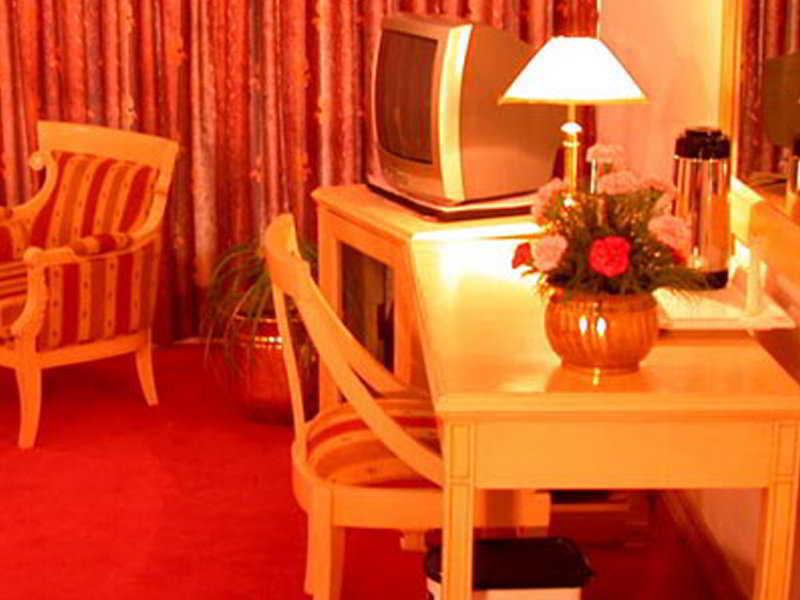Hotel Kc Cross Road Panchkula Zewnętrze zdjęcie