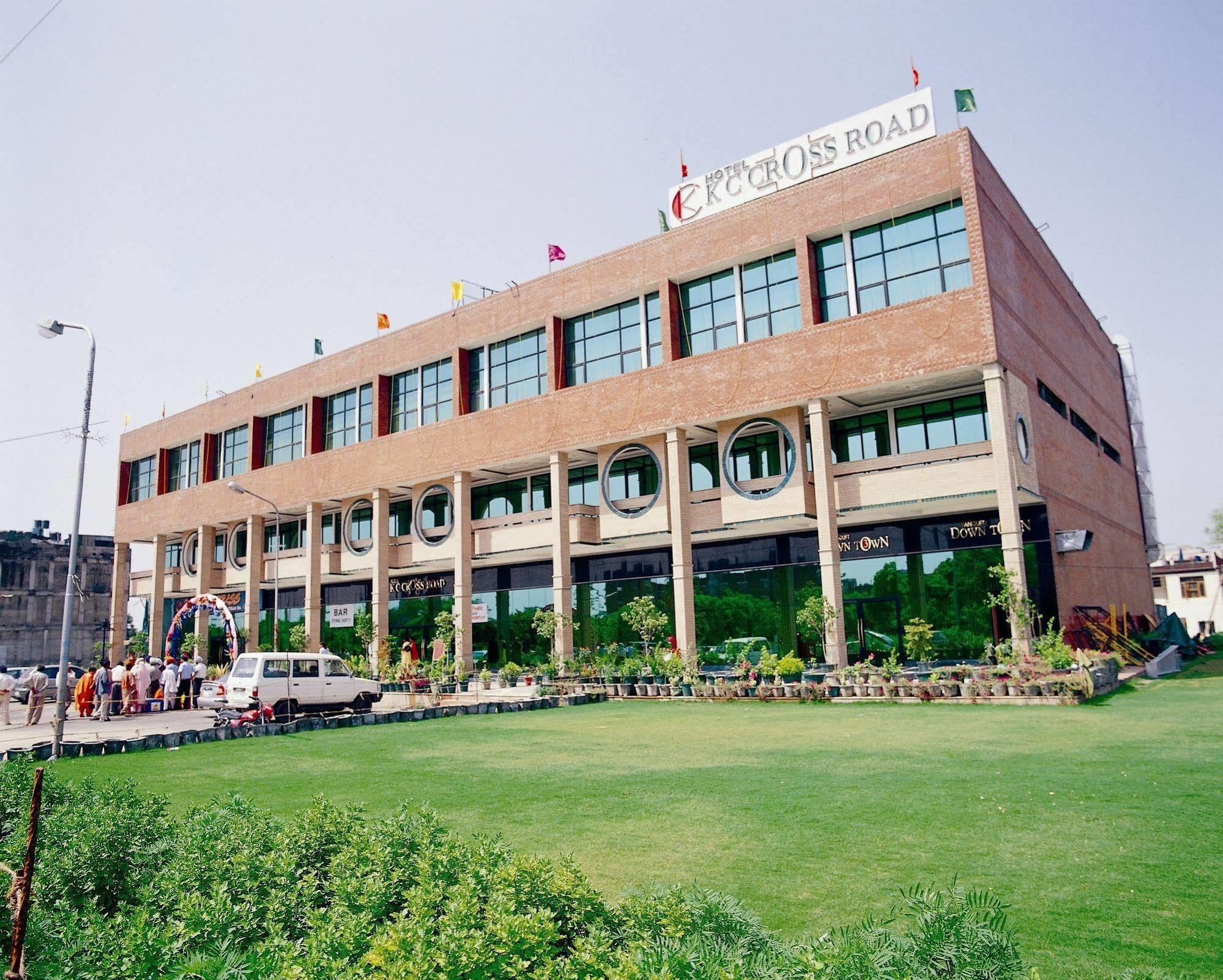 Hotel Kc Cross Road Panchkula Zewnętrze zdjęcie