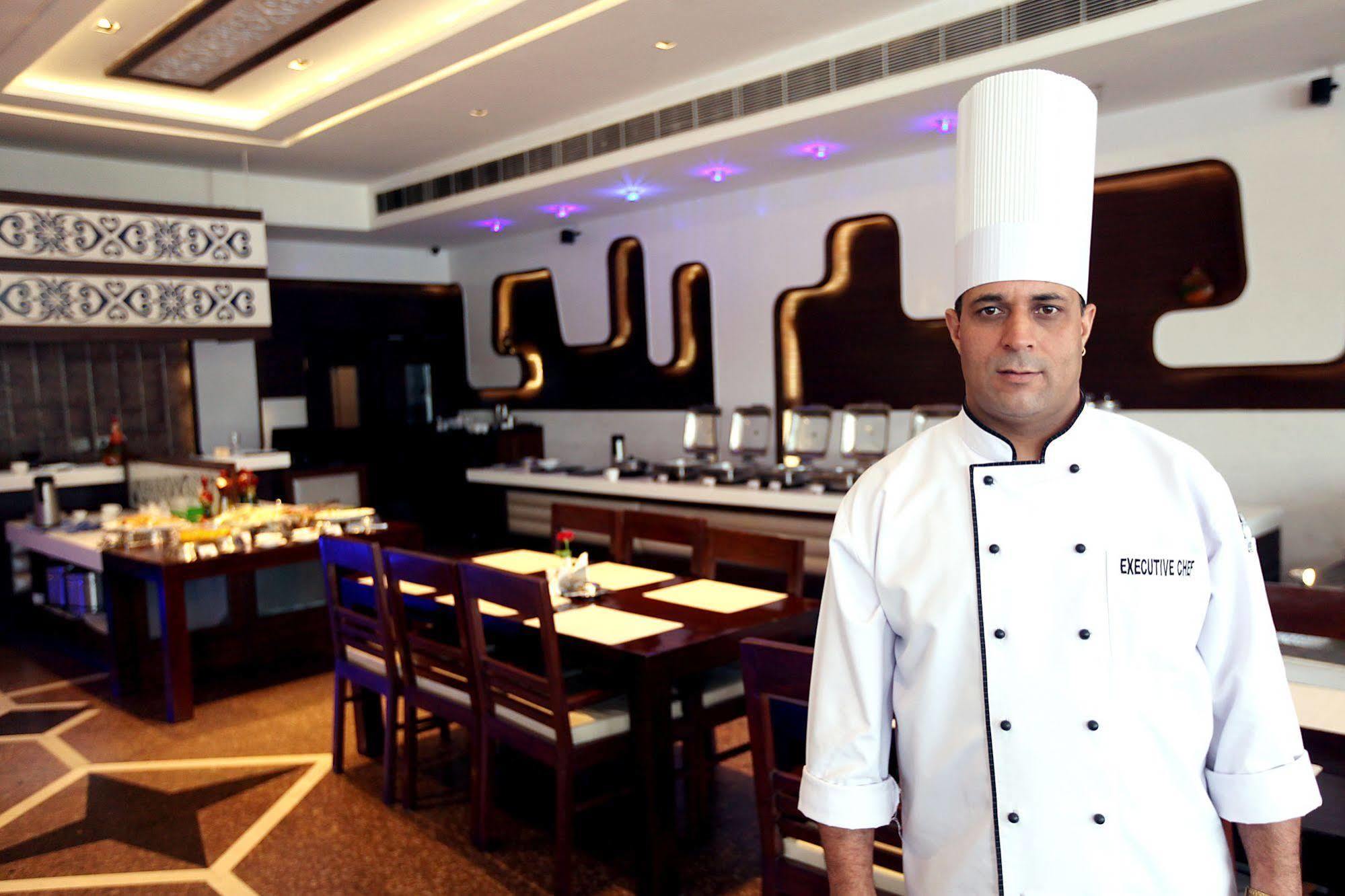 Hotel Kc Cross Road Panchkula Zewnętrze zdjęcie