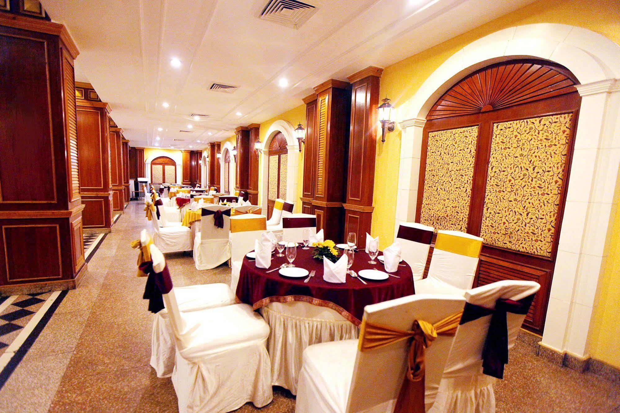 Hotel Kc Cross Road Panchkula Zewnętrze zdjęcie