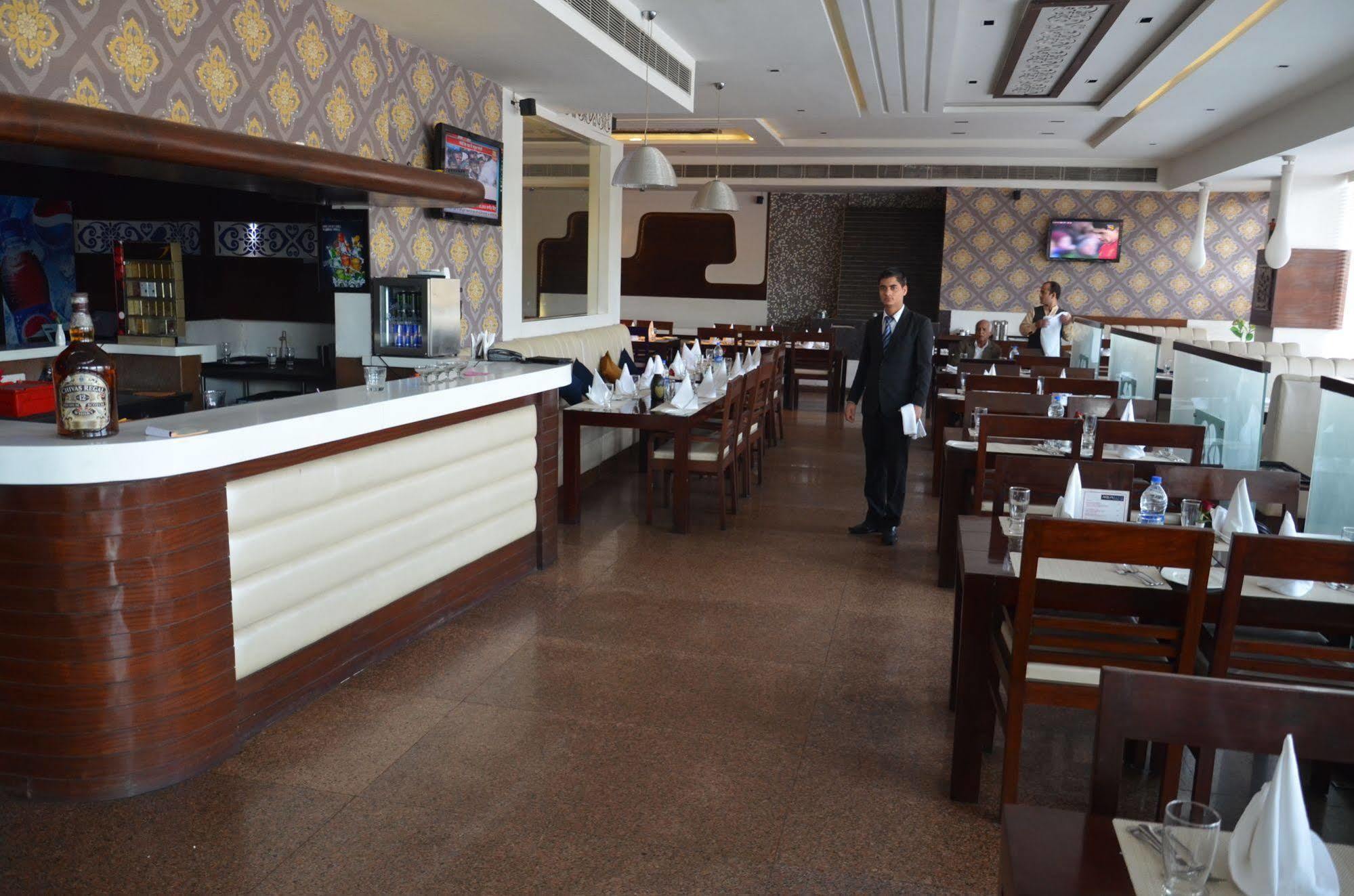 Hotel Kc Cross Road Panchkula Zewnętrze zdjęcie