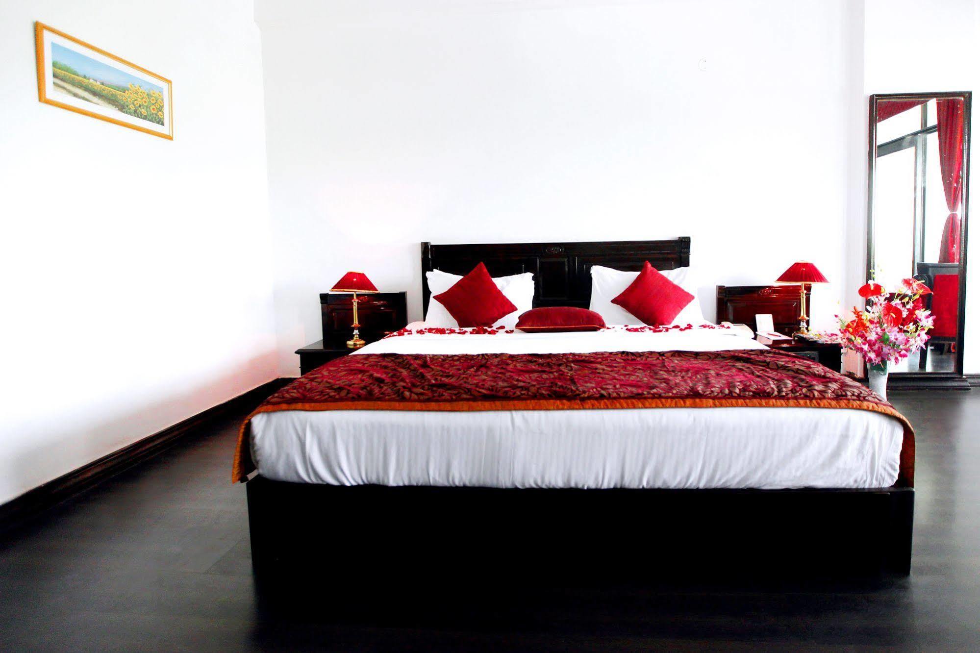 Hotel Kc Cross Road Panchkula Zewnętrze zdjęcie