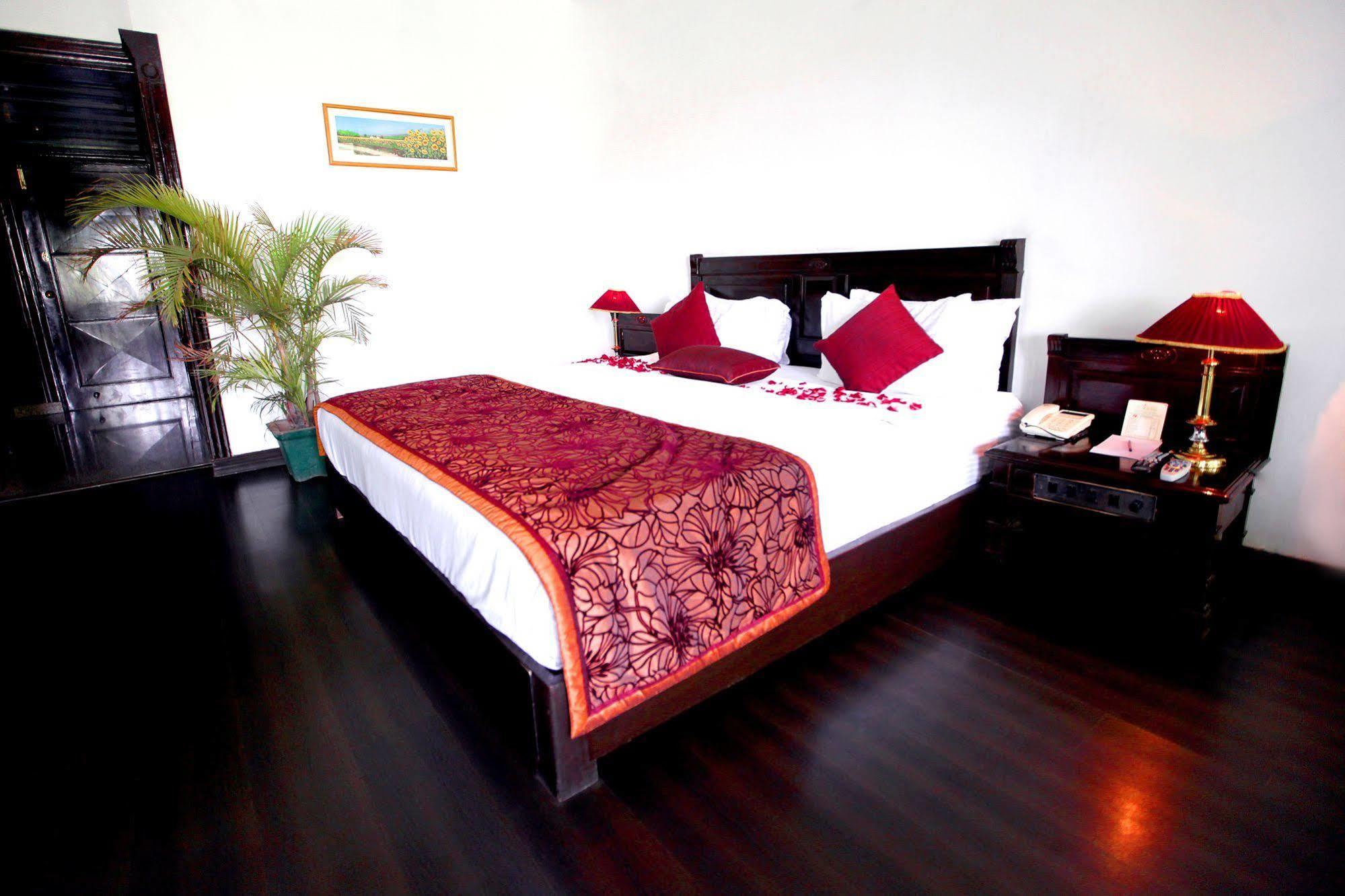 Hotel Kc Cross Road Panchkula Zewnętrze zdjęcie