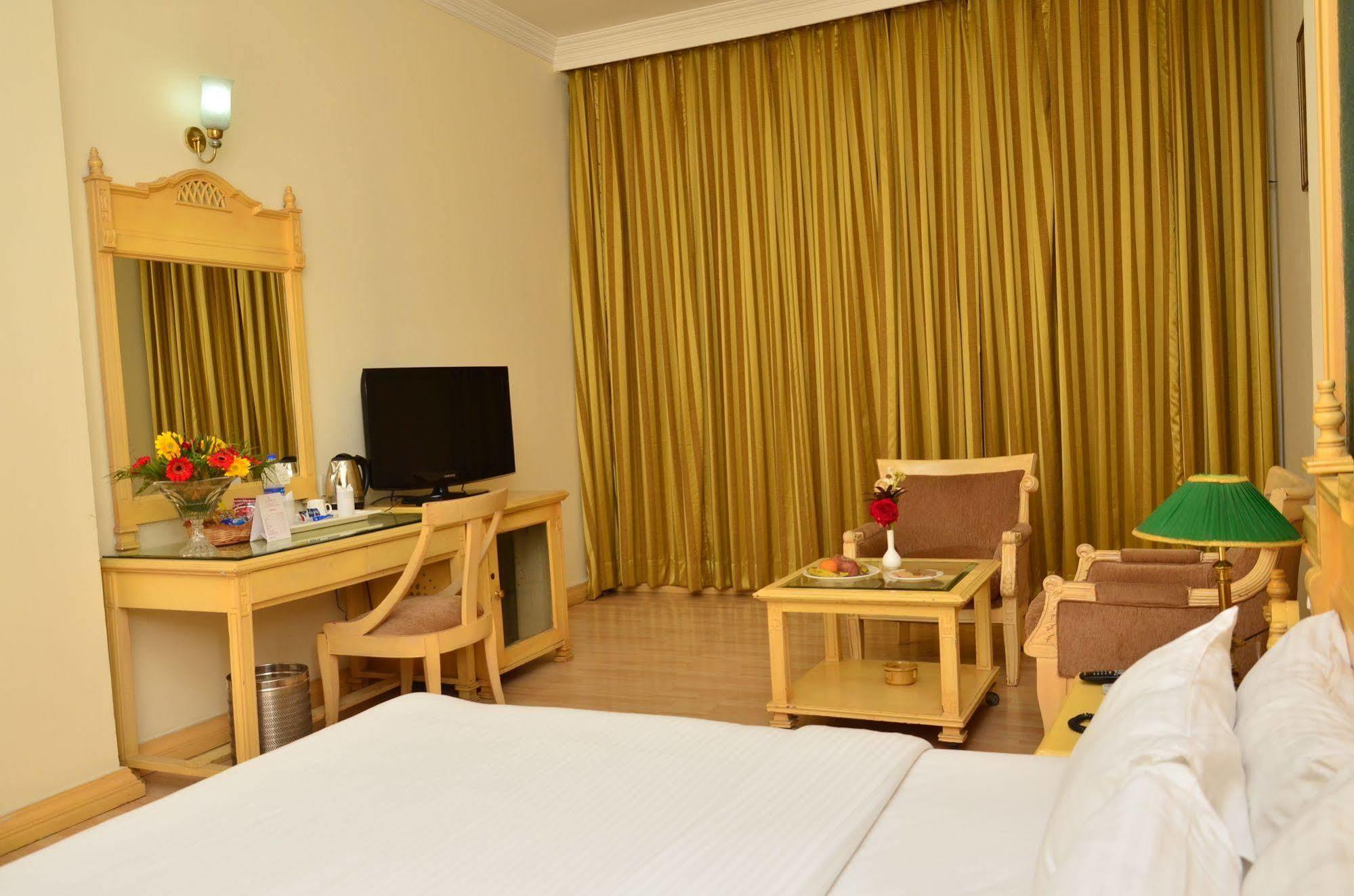 Hotel Kc Cross Road Panchkula Zewnętrze zdjęcie