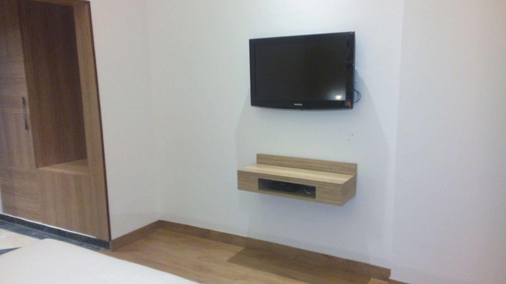 Hotel Kc Cross Road Panchkula Zewnętrze zdjęcie