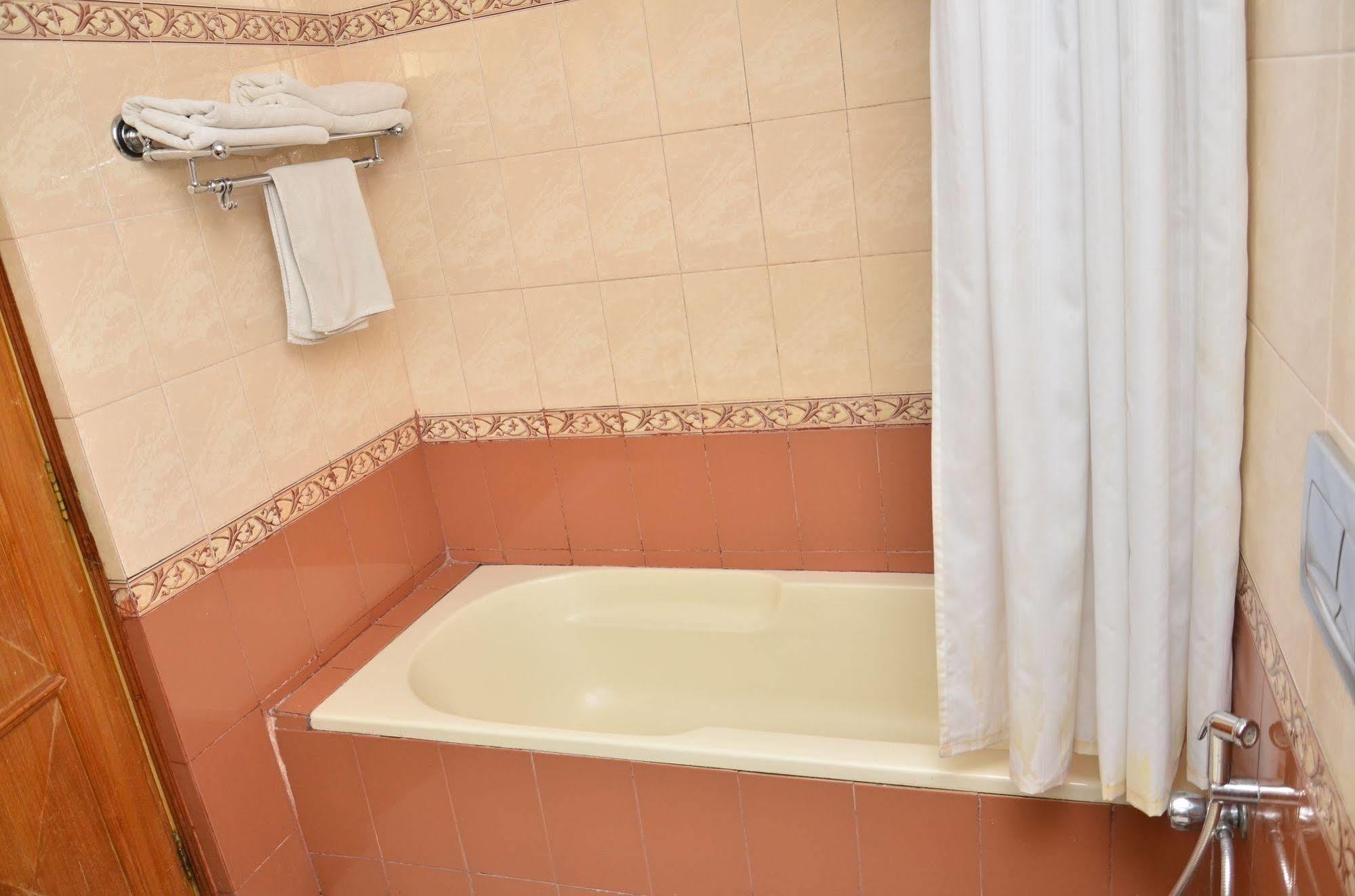 Hotel Kc Cross Road Panchkula Zewnętrze zdjęcie