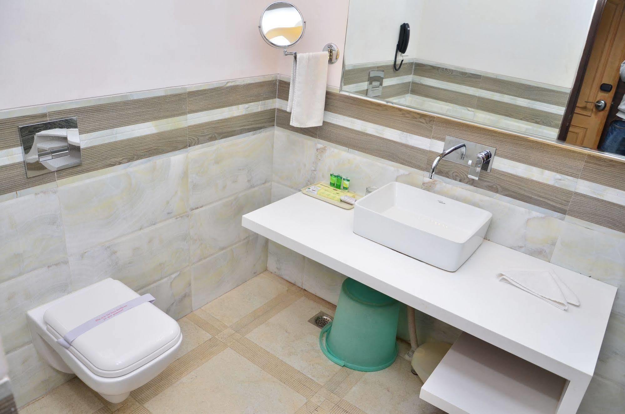 Hotel Kc Cross Road Panchkula Zewnętrze zdjęcie
