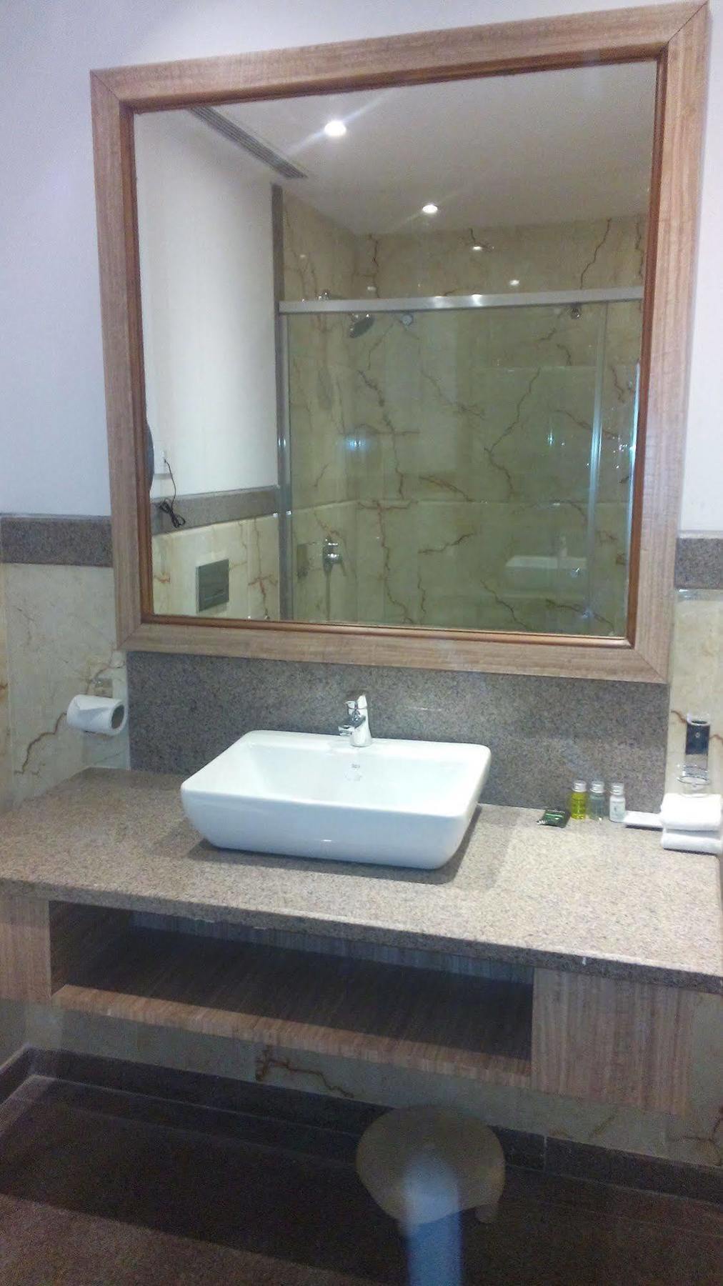 Hotel Kc Cross Road Panchkula Zewnętrze zdjęcie