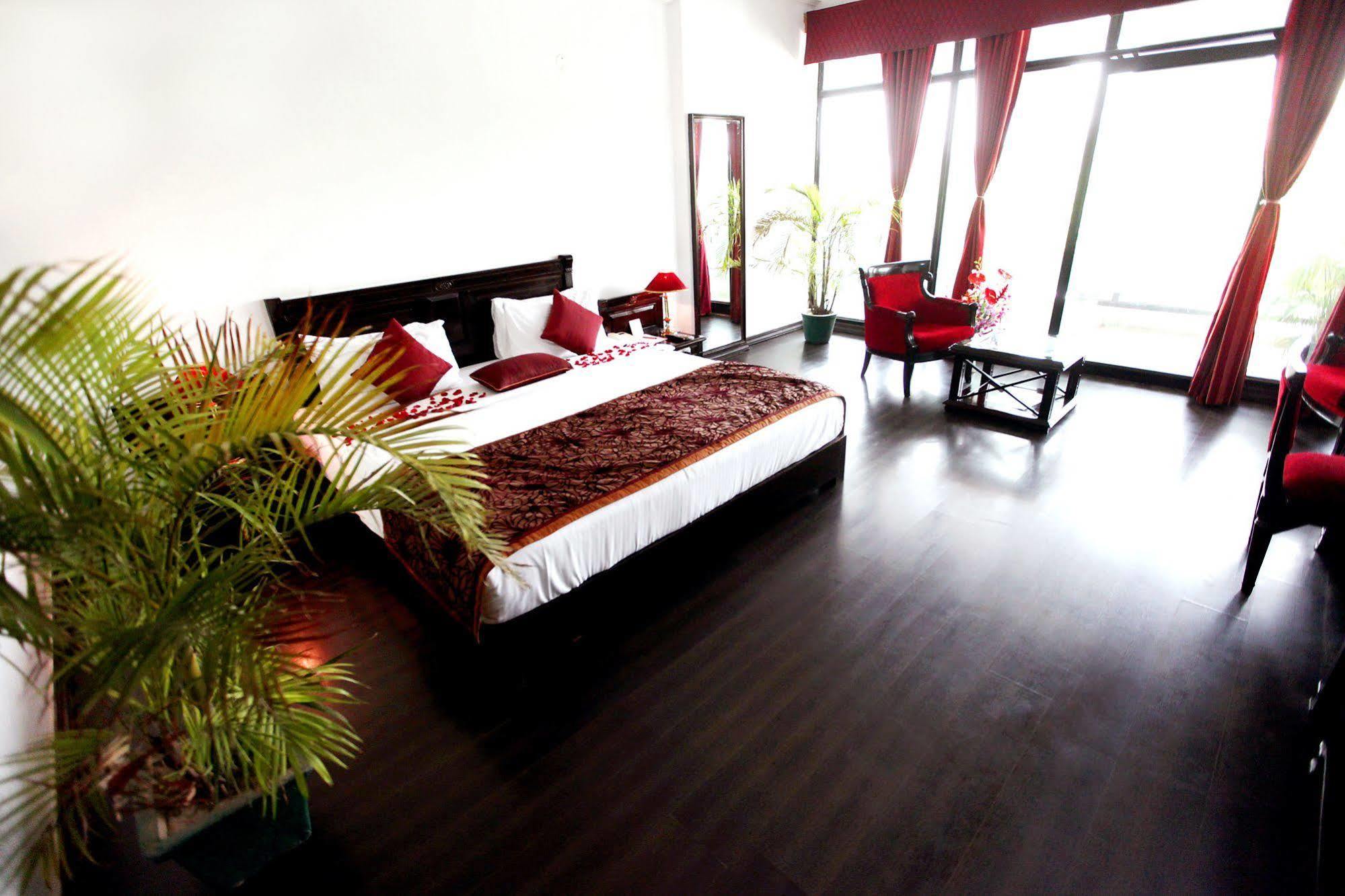 Hotel Kc Cross Road Panchkula Zewnętrze zdjęcie