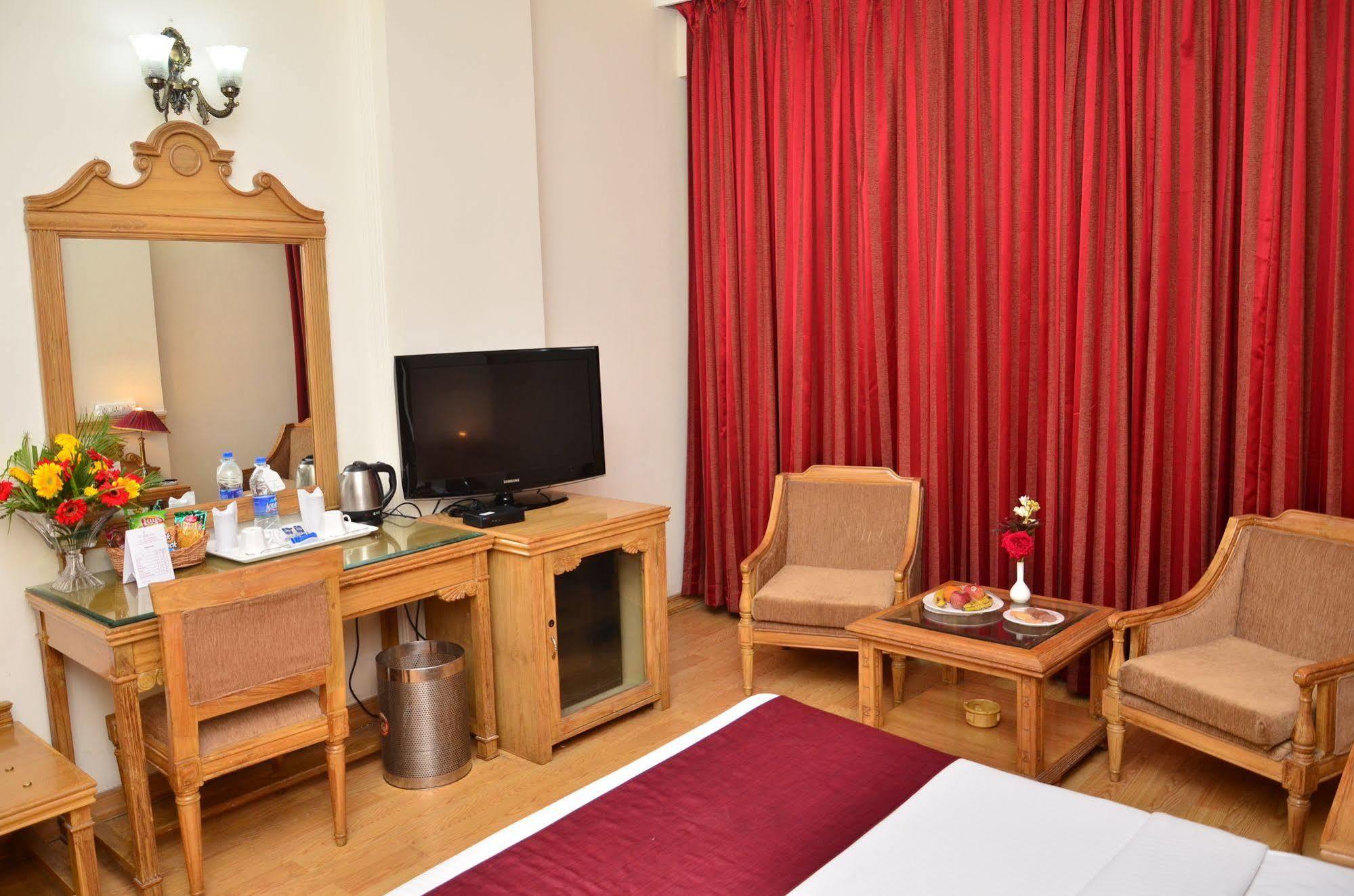 Hotel Kc Cross Road Panchkula Zewnętrze zdjęcie