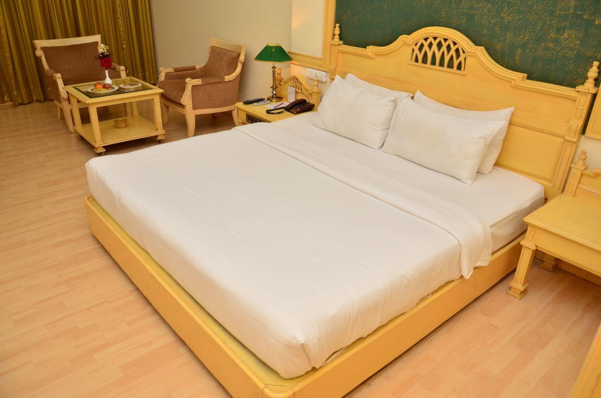 Hotel Kc Cross Road Panchkula Zewnętrze zdjęcie