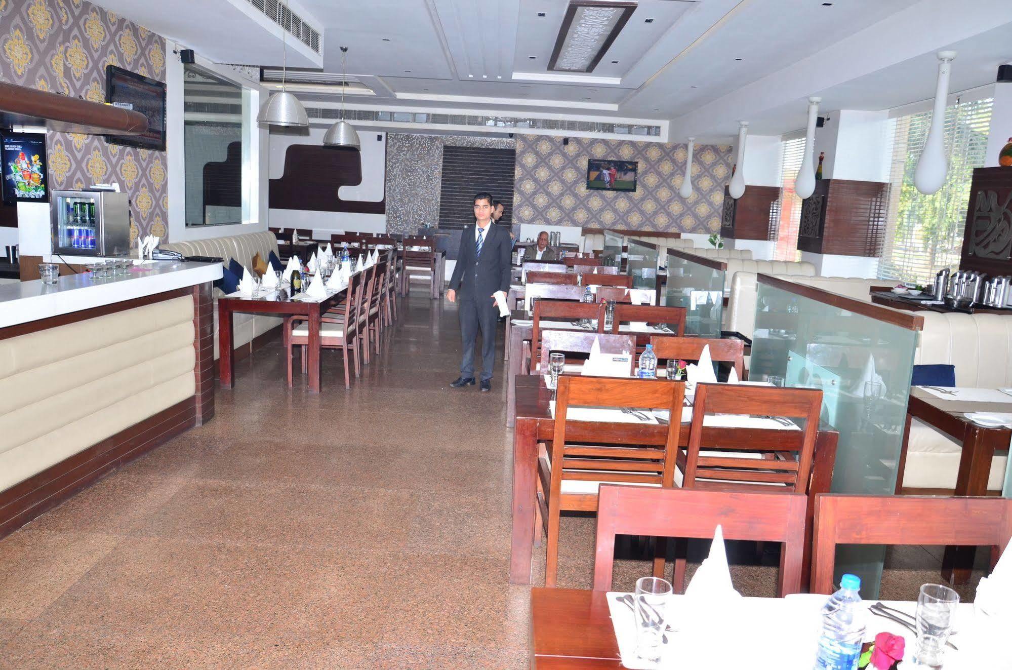 Hotel Kc Cross Road Panchkula Zewnętrze zdjęcie