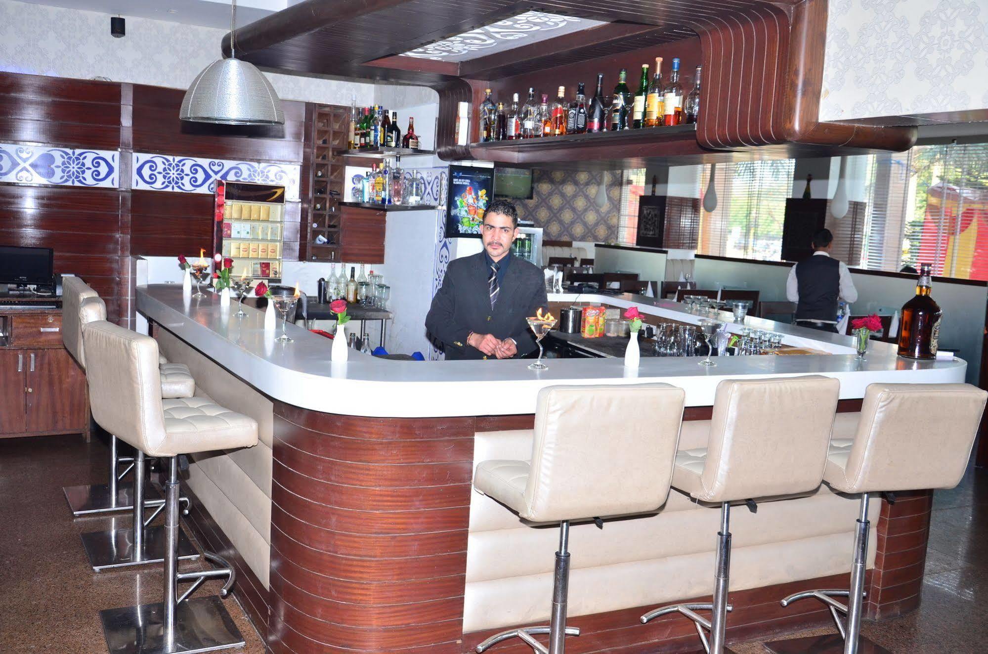 Hotel Kc Cross Road Panchkula Zewnętrze zdjęcie