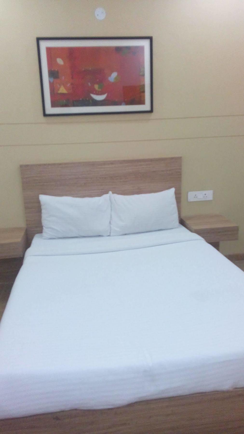 Hotel Kc Cross Road Panchkula Zewnętrze zdjęcie