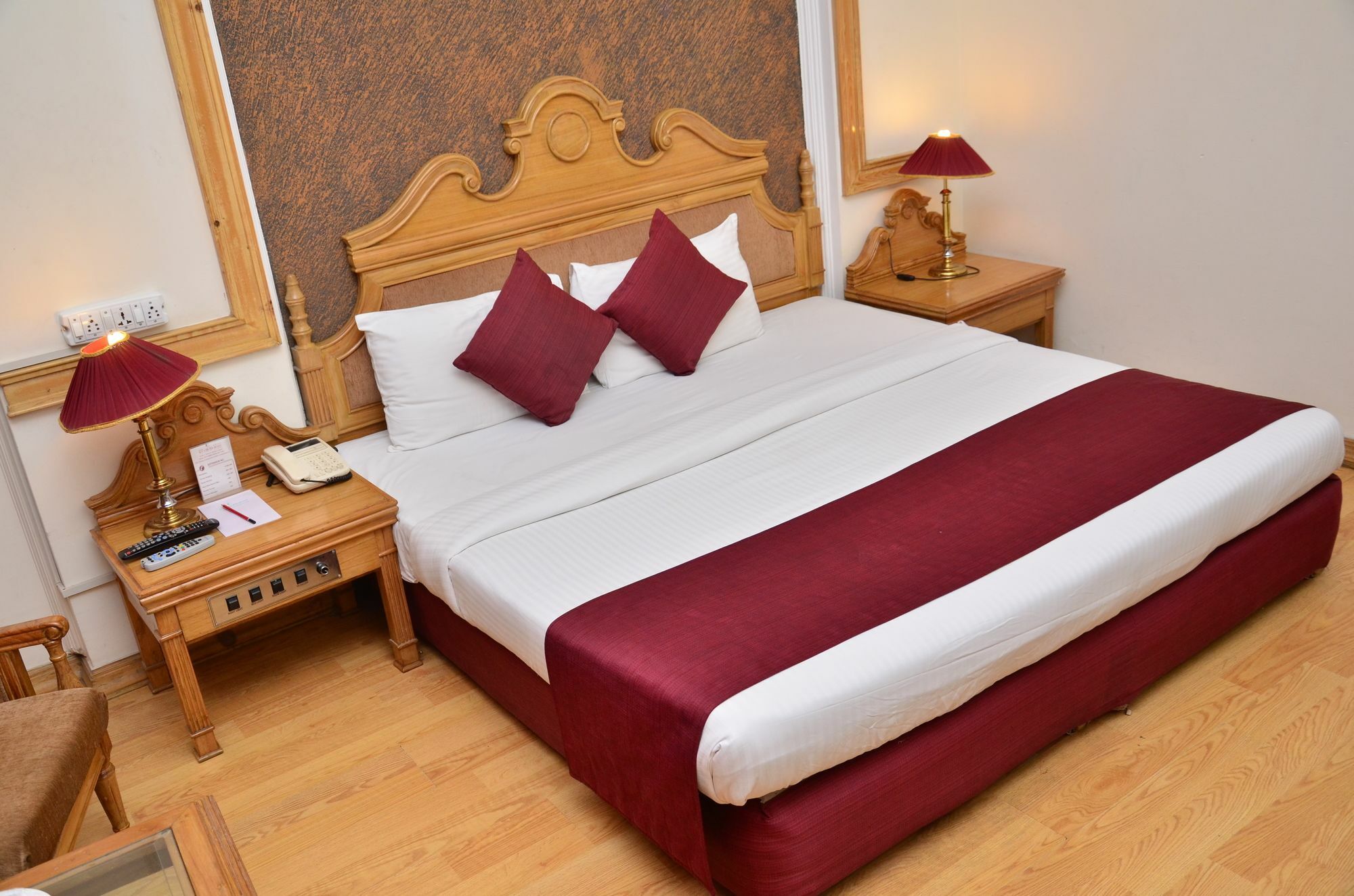 Hotel Kc Cross Road Panchkula Zewnętrze zdjęcie